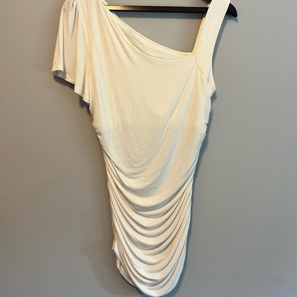 One sleeve rouched white top - Picture 2 of 3